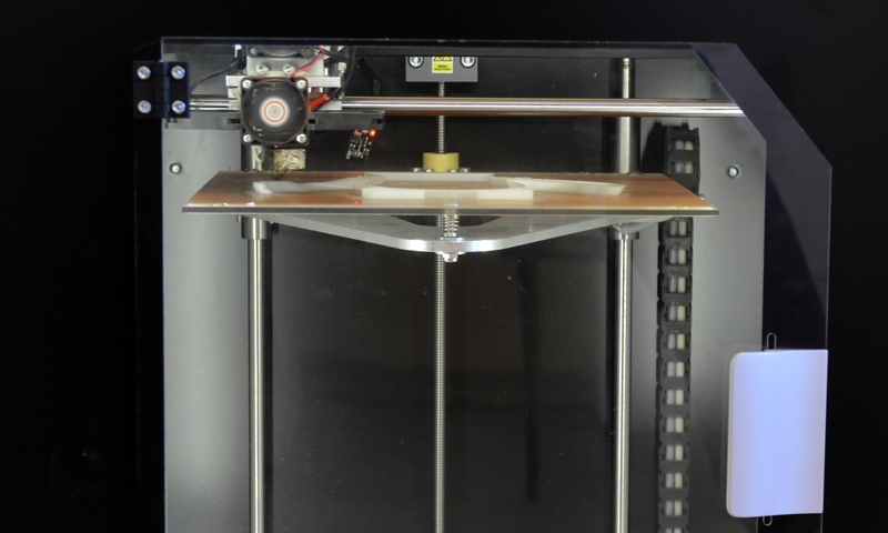 Geschlossenes Gehäuse und einen beheizten Tisch.