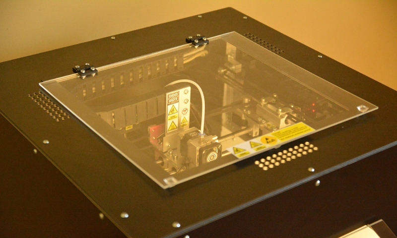 Geschlossenes Gehäuse und einen beheizten Tisch.