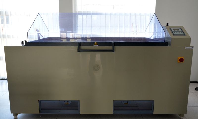 Komora umożliwia 100 – krotne przyspieszenie procesów korozyjnych. 